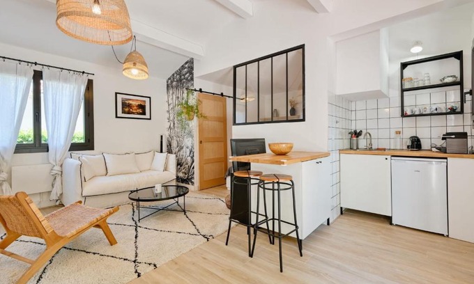 Saint-Barnabe Apartment | Charming maisonette studio