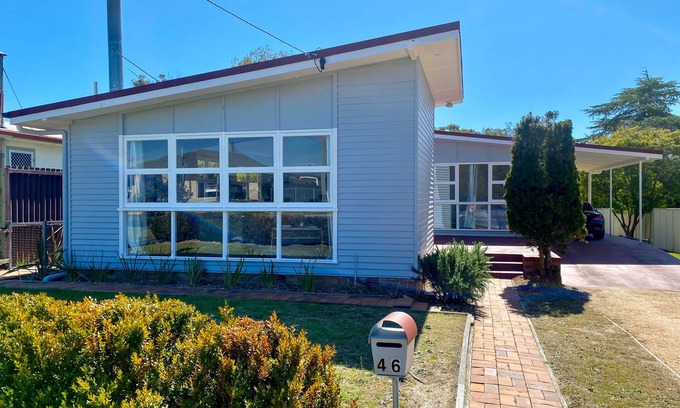 Stanthorpe House | Charming Mid Century Bungalow- entire home