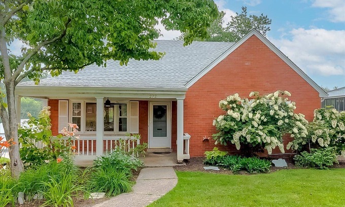 Meadowthorpe House | Charming mid-century home with huge patio close to Rupp, UK, and Keeneland