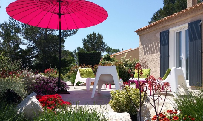Carnoux-en-Provence Villa | Charming modern air-conditioned villa for 6 people.