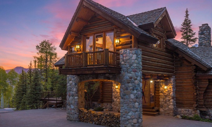 Mountain Village House | Charming Modern Log Cabin in Mountain Village-Sleeps 16/Hot Tub/Wood burning Fireplace