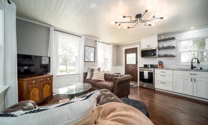 Pella House | Charming, modern and cozy retreat on the bike path