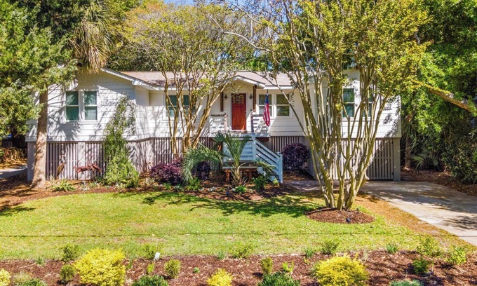 Isle of Palms House | Charming, Modern Beach Home Prime Location on Quiet Street 5 Min Walk to Beach!