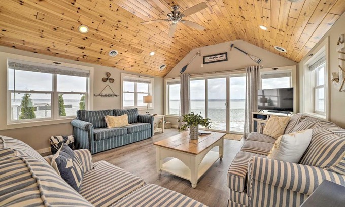 Prudenville House | Charming Modern Cottage on Houghton Lake!