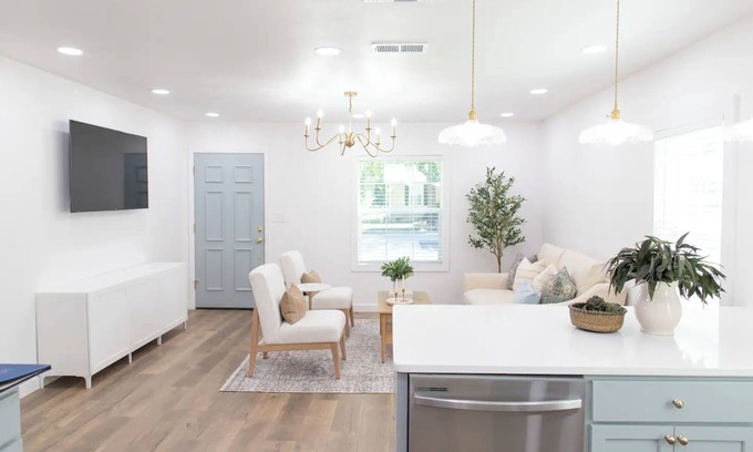 Belton House | Charming Modern Cottage Getaway – Cozy, Stylish, & Perfectly Located!