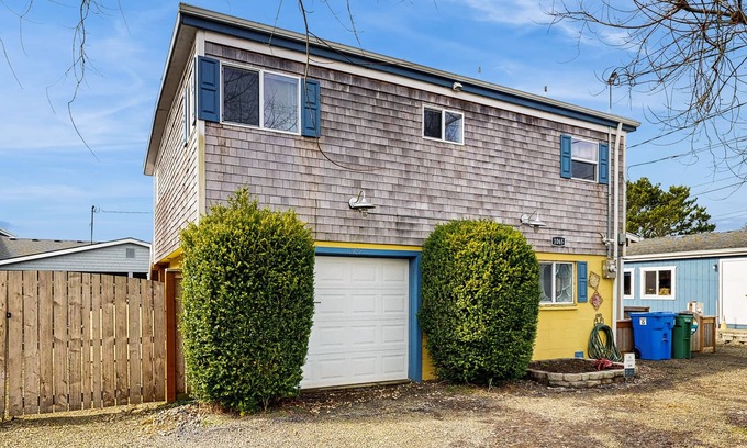 Rockaway Beach House | Charming, modern home close to the beach with full kitchen, WiFi, & large deck