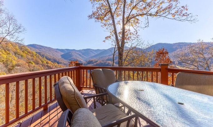 Whittier House | Charming Mountain Getaway| Wifi | Country Club