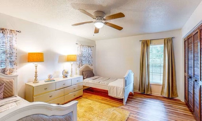 Inverness House | Charming OASIS 2-bed 2-bath house with extra Queen Sleeper Sofa in Inverness