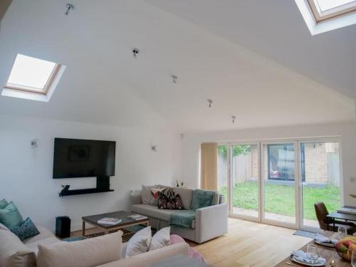 Shepherd's Bush Apartment | Charming Oasis with Garden