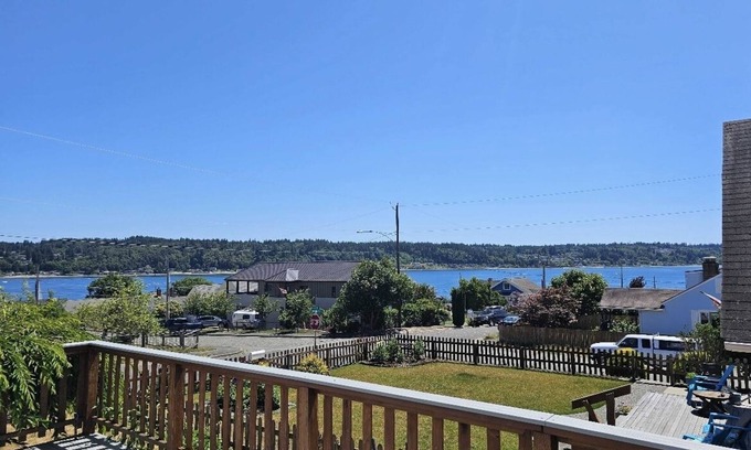 Retsil Cottage | Charming ocean view - hot tub - pet friendly