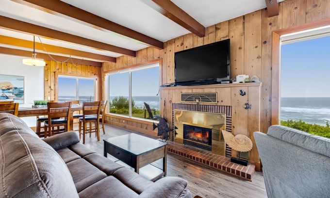 Gleneden Beach House | Charming Oceanfront House with Gorgeous Water Views & Beach Access