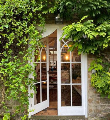 Woodford Halse Apartment | Charming Old Schoolroom