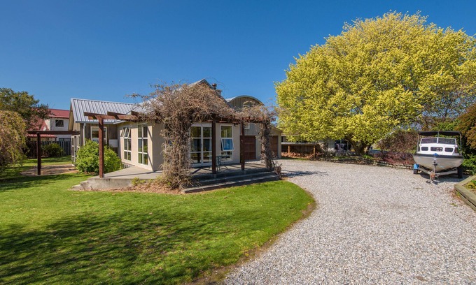 Wanaka Cottage | Charming on Cherry - Wanaka Holiday Home