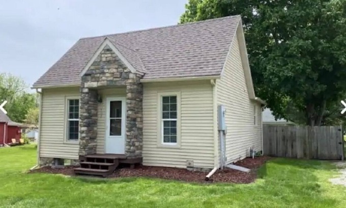 Keosauqua House | Charming One Bedroom home in Keosauqua near shops
