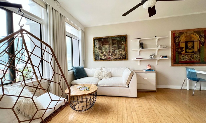 East Village Apartment | Charming One Bedroom Steps From The Beach in Secure Landmark Building
