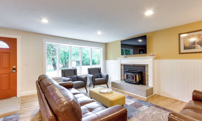 Thurston House | Charming Oregon Home w/Private Pickleball Court!