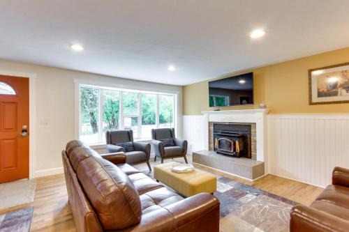 Thurston House | Charming Oregon Home with Private Pickleball Court!