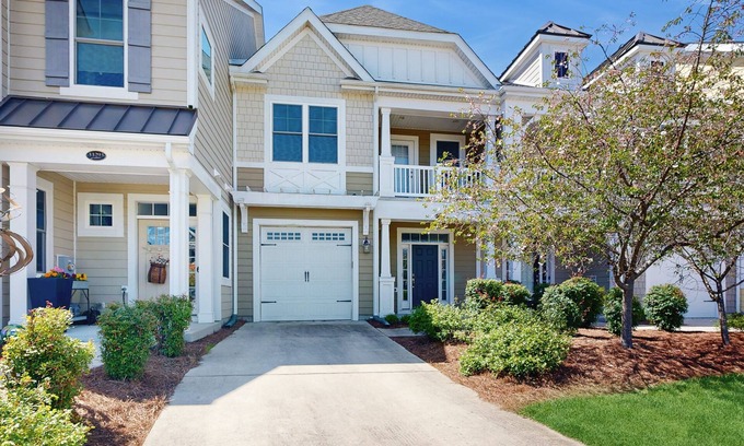 Long Neck House | Charming Peninsula Townhome with Furnished Deck and Patio
