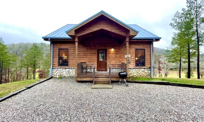 Tellico Plains Cabin | Charming, pet friendly cabin, perfect for fishing, family, hiking and R&R! by RedAwning