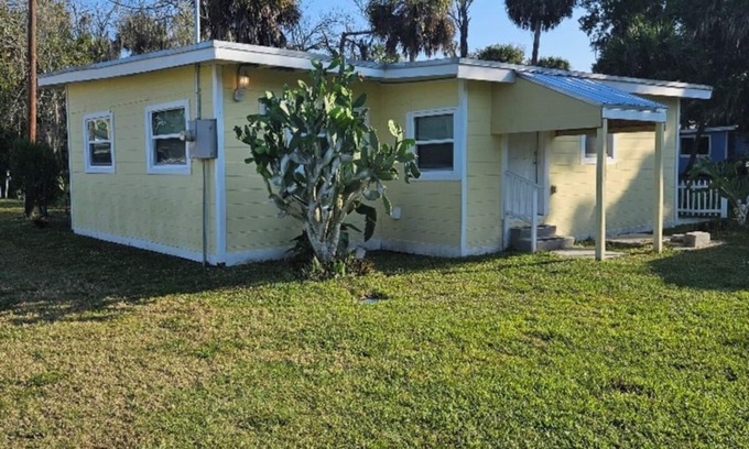 Moore Haven House | Charming Pet Friendly 3-bedroom 1- Bath house with WiFi & AC in Moore Haven