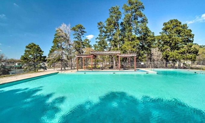 Livingston House | Charming Pet-Friendly Lake-Front House