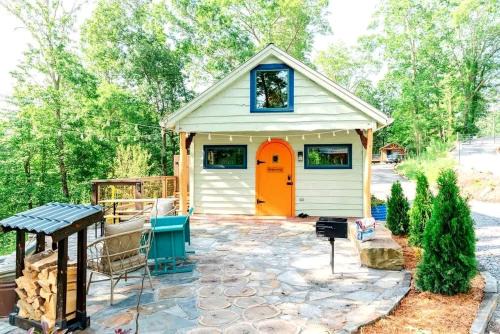 Lupton City House | Charming Pet-Friendly Cabin with Stunning Mountain Views in Chattanooga, Tennessee
