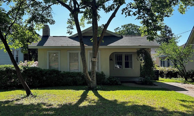 Summerville House | Charming Pet-Friendly Masters Week Cottage