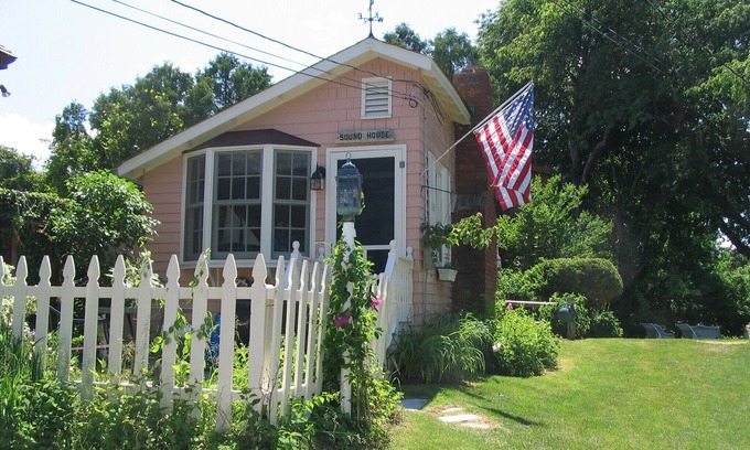 Rockport Cottage | Charming Pet Friendly Studio Cottage On Quiet Lane