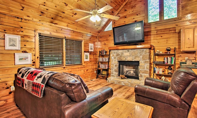 Gatlinburg - Pigeon Forge Cabin | Charming Pigeon Forge Cabin w/Private Hot Tub!