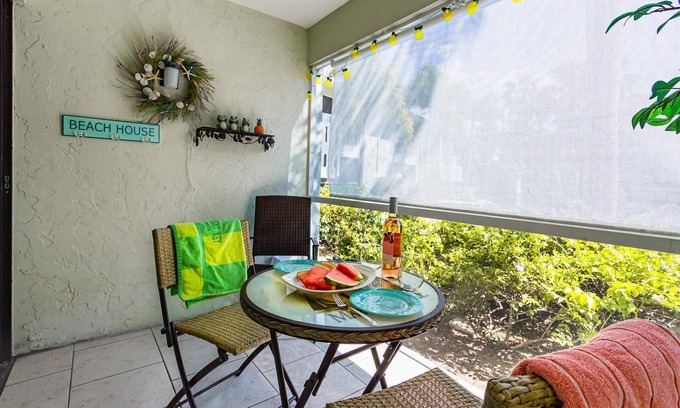 Siesta Key Condo | Charming Pineapple Cove Condo: 6-Min Walk to Crescent Beach, Near Dining & Attractions!
