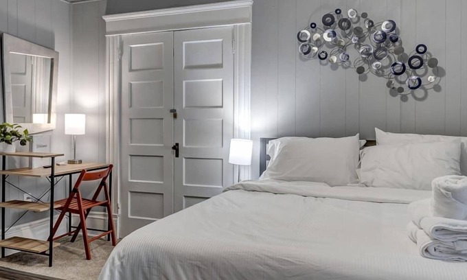 Springfield Apartment | Charming Pink Apt on Quiet Historic Street
