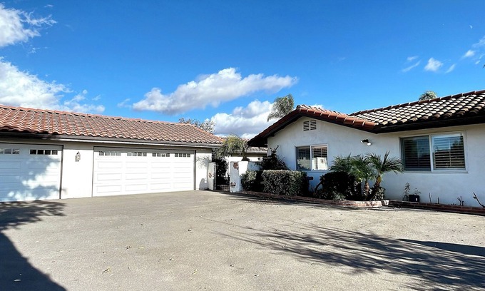 Temecula House | Charming Pool house on vineyard close to wineries in Temecula Wine Country