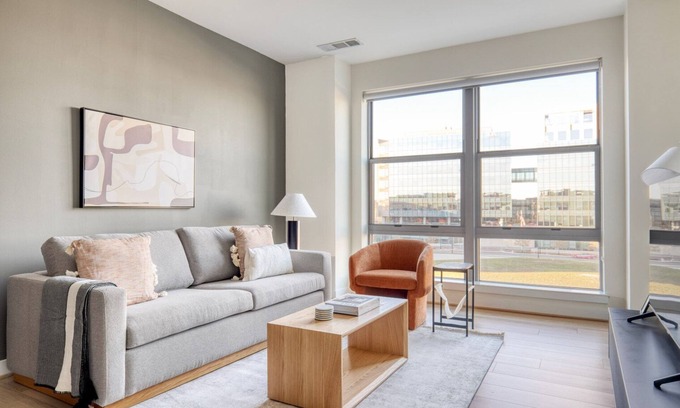 Jefferson Manor Apartment | Charming Potomac Yard City 1BR w/W/D & Gym, nr Airport, by Blueground