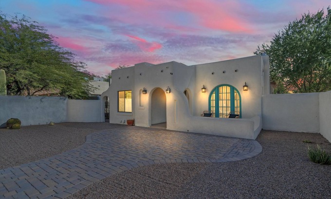 Sam Hughes House | Charming Private 2-bedroom house steps from UofA Football Stadium!