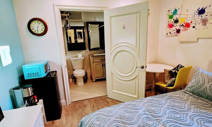 Tarzana Apartment | Charming Private Guesthouse with Pool