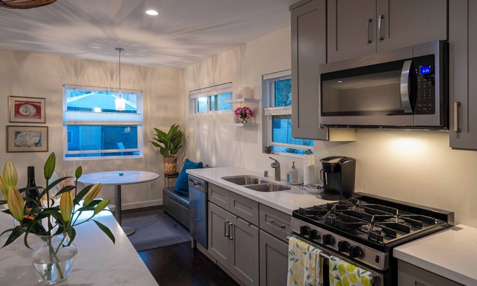 Westchester House | Charming private, secure 1-bedroom garden house with WiFi and AC in Los Angeles