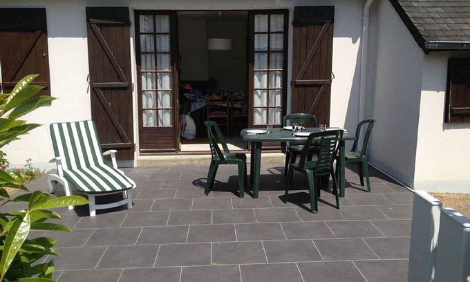 Jullouville-les-Pins House | Charming private villa with shady garden and terrace 400 metres from the sea