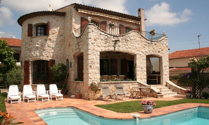 Cagnes-sur-Mer Villa | Charming Provencal farmhouse, nice and well located, with pool