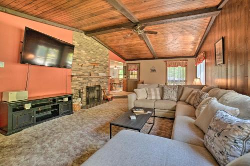 Westford House | Charming Pymatuning Lake House Near Park and Beach