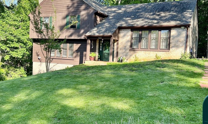 Boonsboro Apartment | Charming- Quiet Apartment, Gorgeous Neighborhood, near to Hospitals.