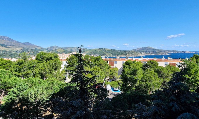Banyuls-sur-Mer Apartment | Charming quiet T2 with parking, elevator and loggia in Banyuls-sur-Mer