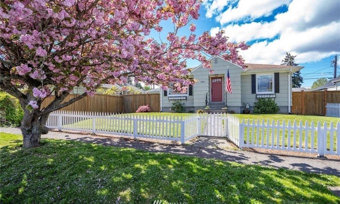 North End House | Charming quiet Point Ruston Northend Bungalow A/C & fenced yard