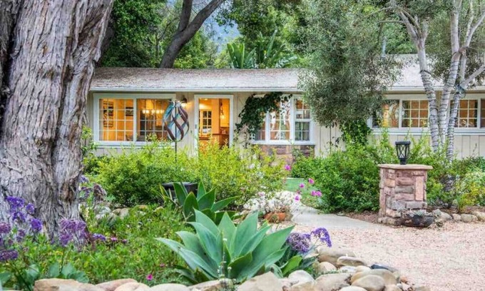 Hedgerow House | Charming Ranch w/spa, 1/2 acre near Miramar Beach