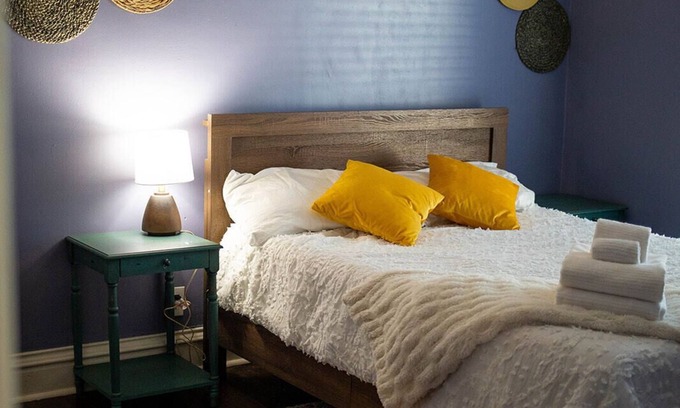 North Hyde Park Apartment | CHARMING REHABBED 2ND FLOOR APARTMENT