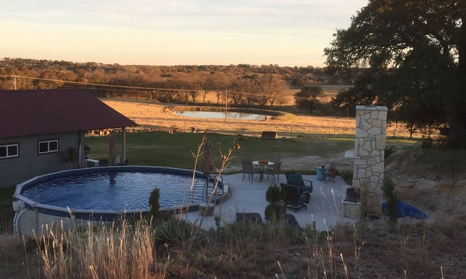 Weatherford House | CHARMING renovated barn with swimming pool & hot tub!
