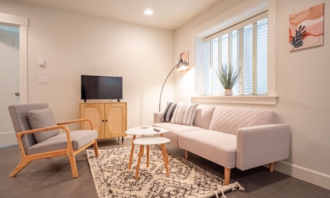 Sabin Apartment | Charming Retreat in PDX’s Alberta Arts District