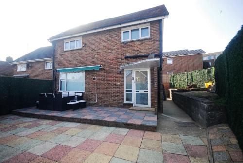 Woodingdean Apartment | Charming Retreat With Hot Tub Sauna Sleeps 4