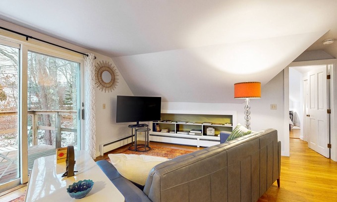 Blue Hill House | Charming Retreat with Cozy Interiors, CentralAC, Washer/Dryer & Wifi