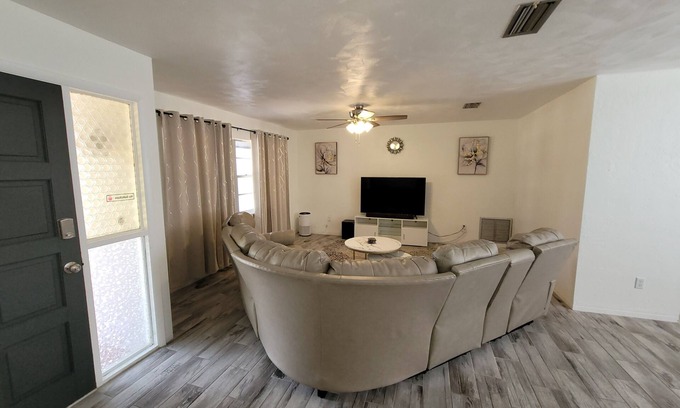 Deltona Lakes House | Charming Retreat - Your Perfect Getaway!