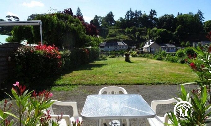 Saint-Sulpice Cottage | Charming Riverside Cottage with Bike Path, Nearby Eateries, and Horse Facilities